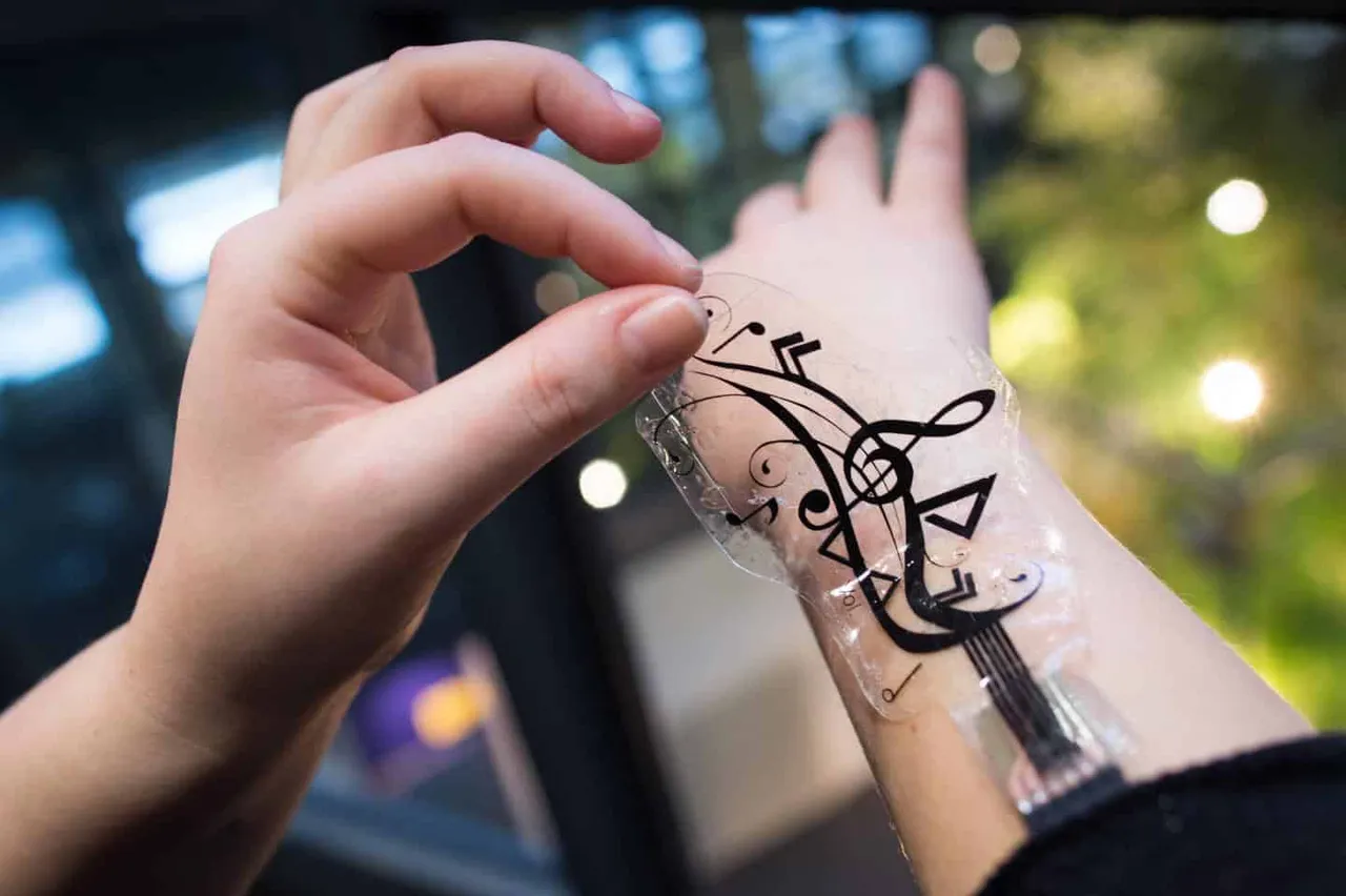 Wearable skin allows users to receive phone calls, play music and receive messages