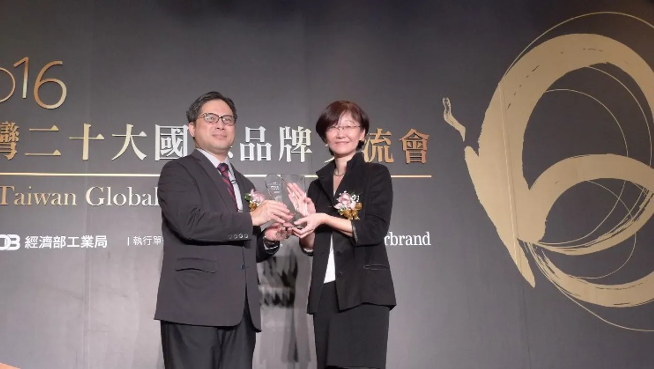 Tefen Tao right AVP of Zyxel’s Brand and Marketing Management Division receives the award from Dr. Ming Ji Wu left Director General of Industrial Development Bureau Ministry of Economic Affairs