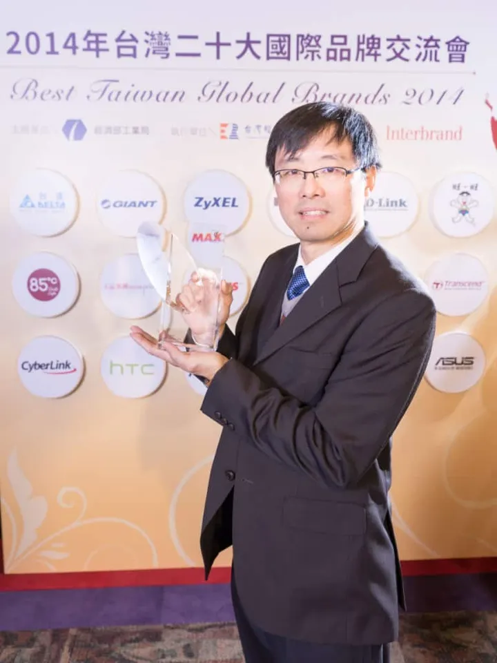 ASUS Corporate Vice President S.Y. Hsu receives Best Taiwan Global Brand Award on companys behalf