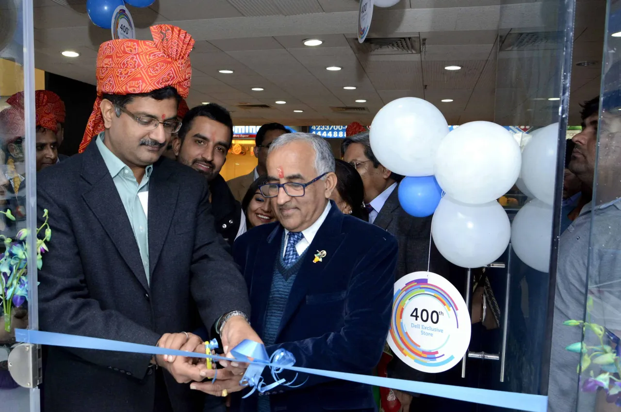Mr. P. Krishnakumar Executive Director General Manager Consumer Small Business Dell India inaugurating the store with Mr. Diwan Bureja store owner