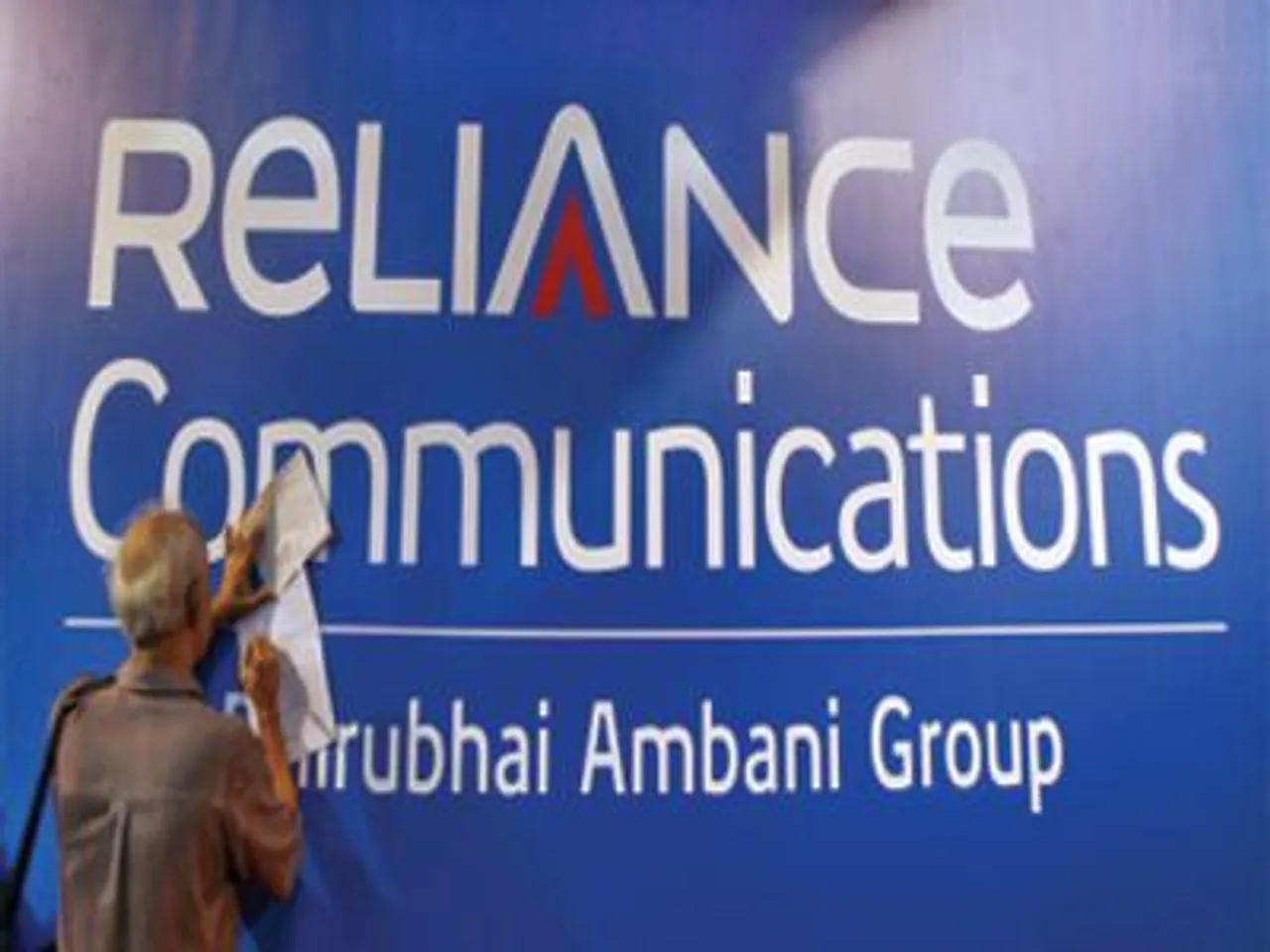 Reliance Communications to sell tower, optic fibre business to PE firms