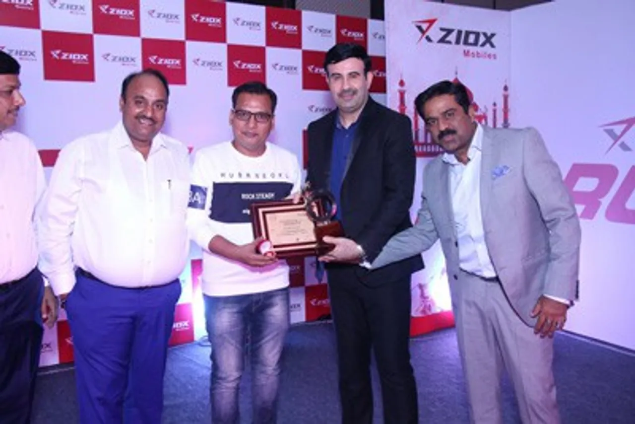 Ziox Mobile Top management presenting Distributors Recognition Award resize