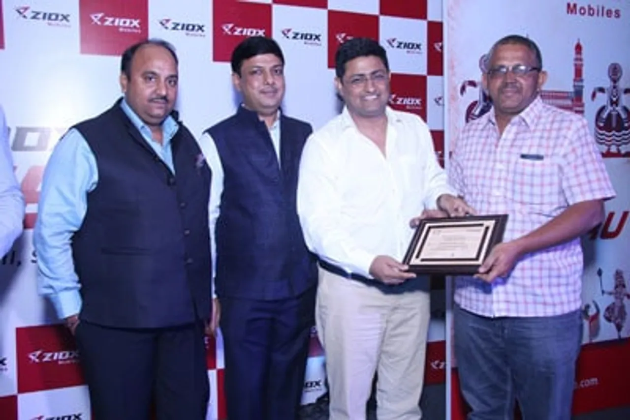 Ziox Mobile Top management presenting Distributors Recognition Award resize