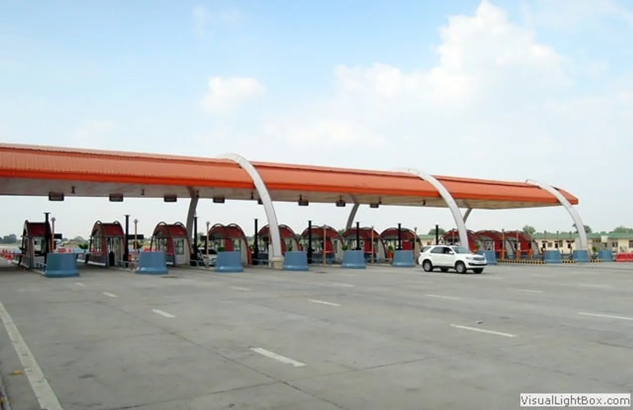 toll plaza on yamuna expressway