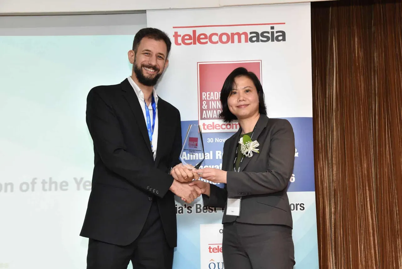 Arik Beiman Regional Lead Solution Sales Amdocs APAC receives the award from Telecom Asia team.