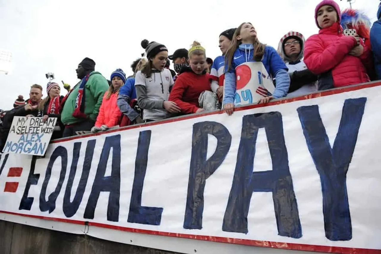 Men women equal pay for same job in Iceland