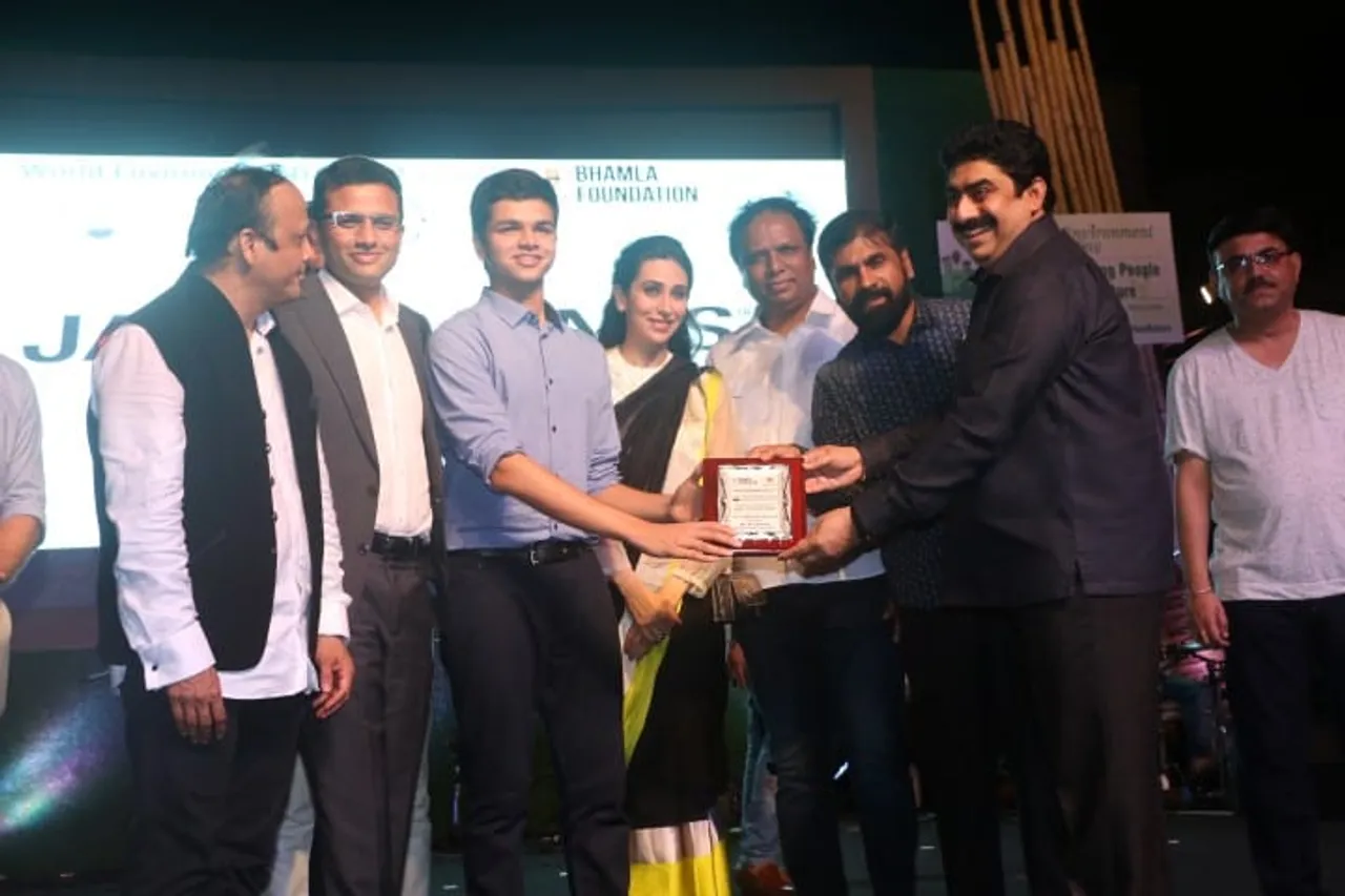 sidharth, runwal-receiving-the-award-small