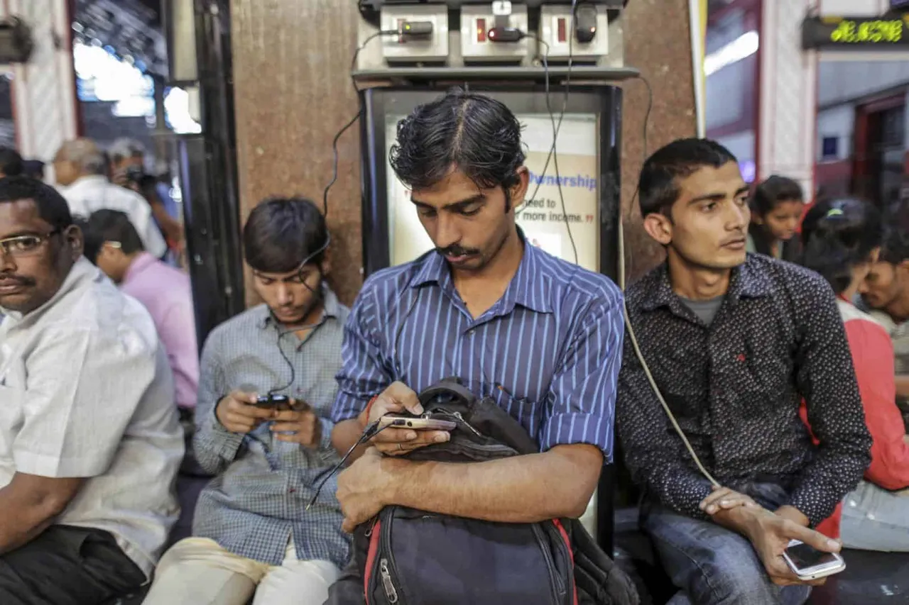 India dekhe more on smartphone