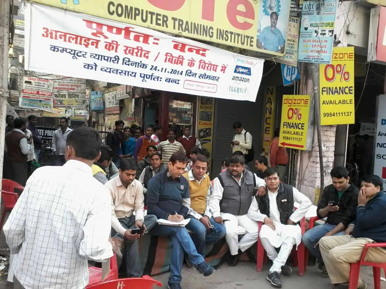 Traders shut down the Naza market, Lucknow