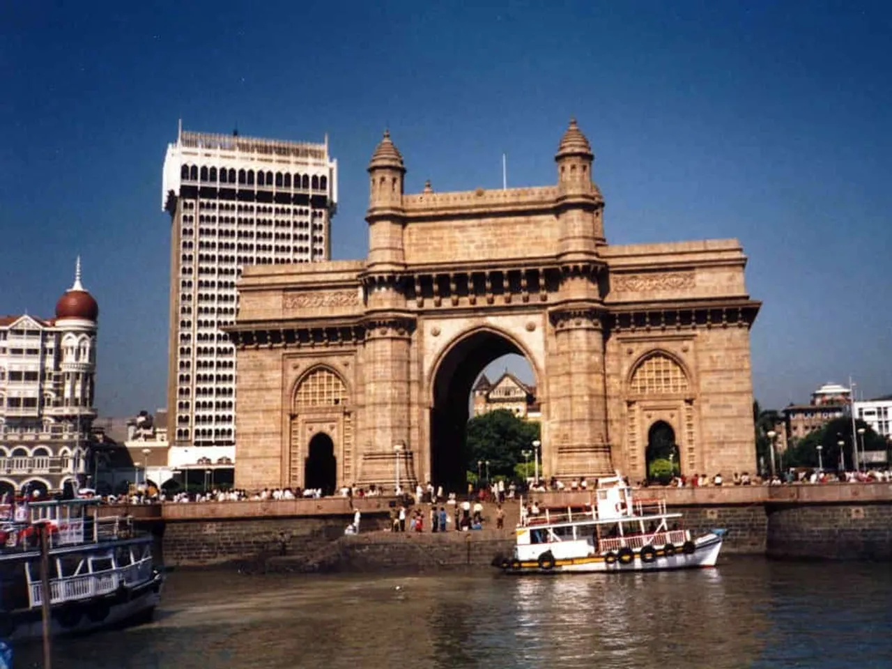 Mumbai becomes largest public WiFi city; Fadnavis announces activation of 500 hotspots
