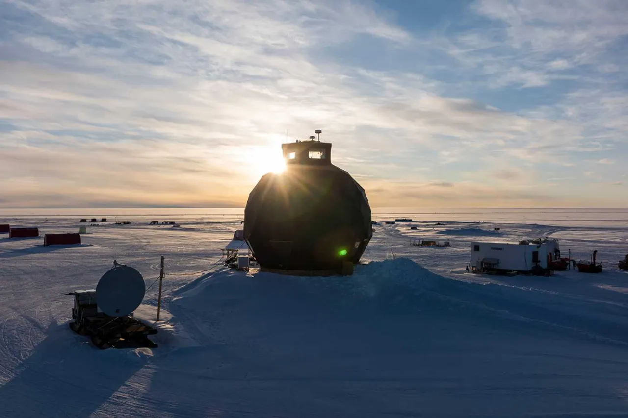 The researchers’ camp on the North East Greenland Ice Stream (NEGIS), around 400 kilometres from the coast. (Image: Lukasz Larsson Warzecha / LWimages)