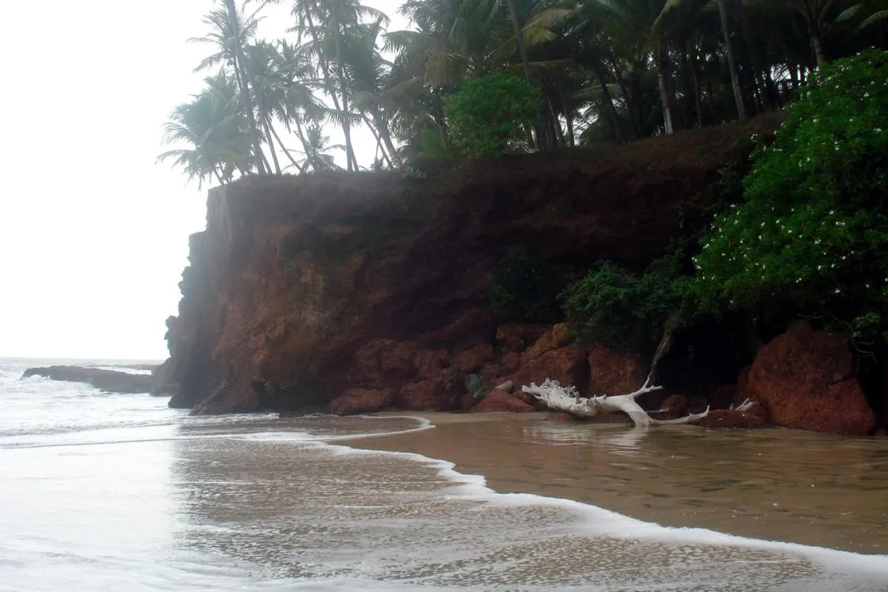 What is Kallakadal posing threats to coastline in Kerala, Tamil Nadu