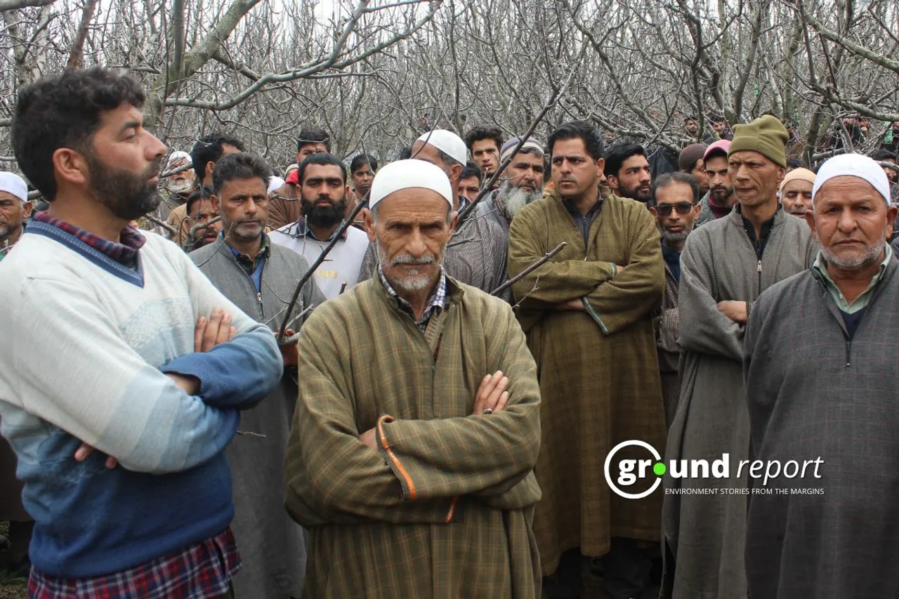 Reshipora residents in Shopian protest , reaffirming their demand for the land  allocated for the railway line. [Photo Credit: Irfan Ahmad]