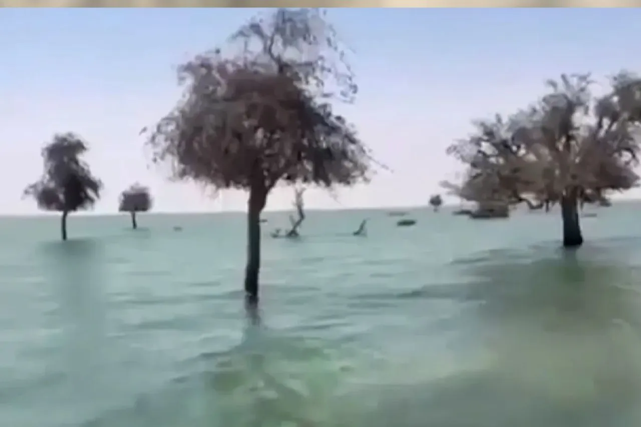 Lakes formed in Oman deserts after heavy rains
