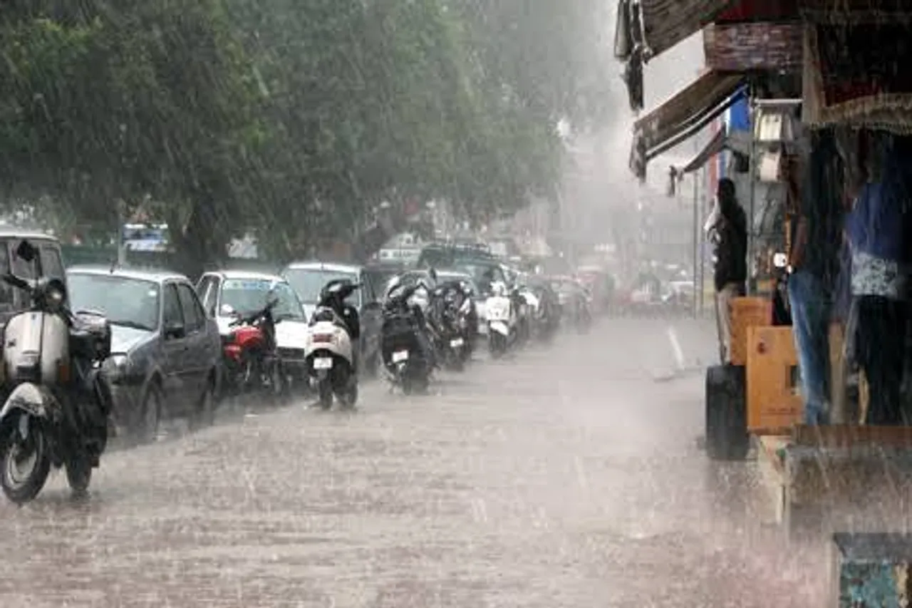 Day 02: Incessant rains lash Kashmir plains, snowfall in upper reaches