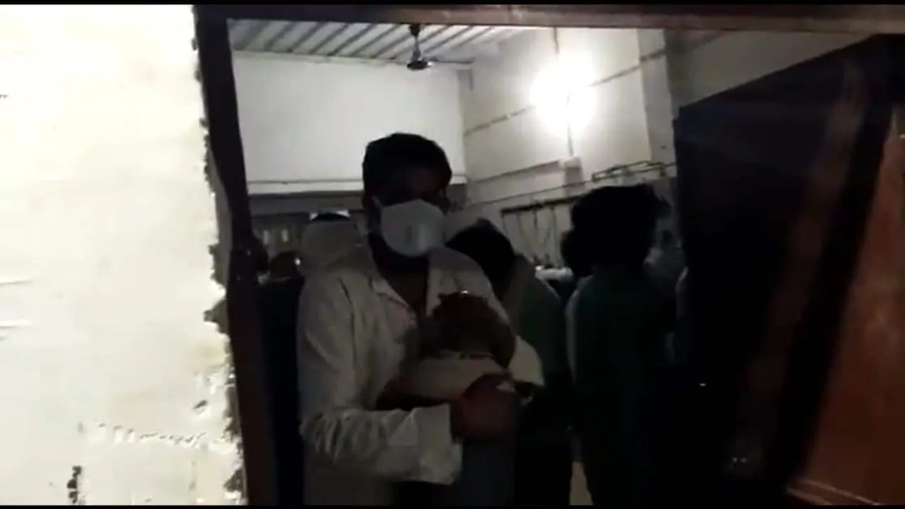 Coronavirus: Oxygen Cylinder looted by Family members of patients in damoh govt hospital madhya pradesh