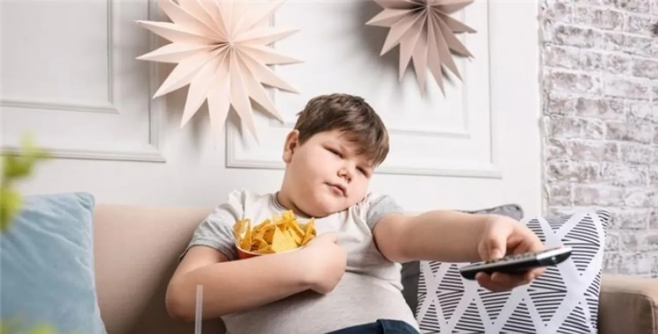 Study warns of the dangers of children watching TV while eating