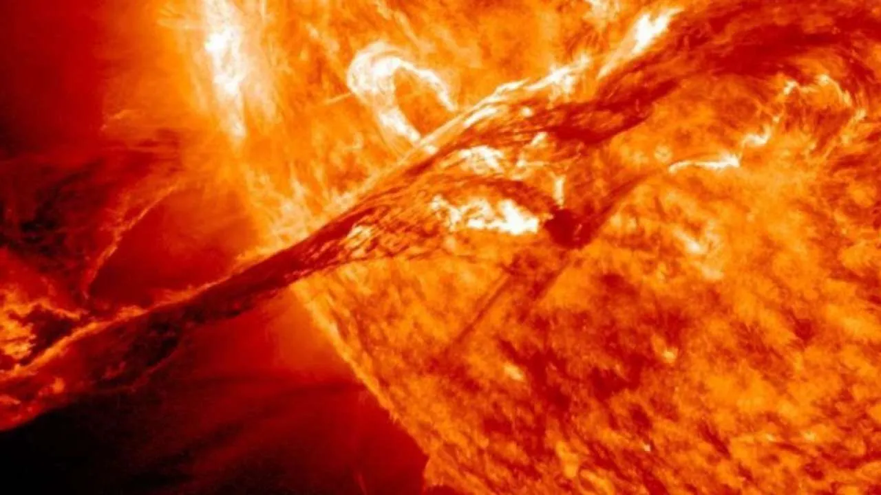 Geomagnetic storm to hit Earth and its Effects
