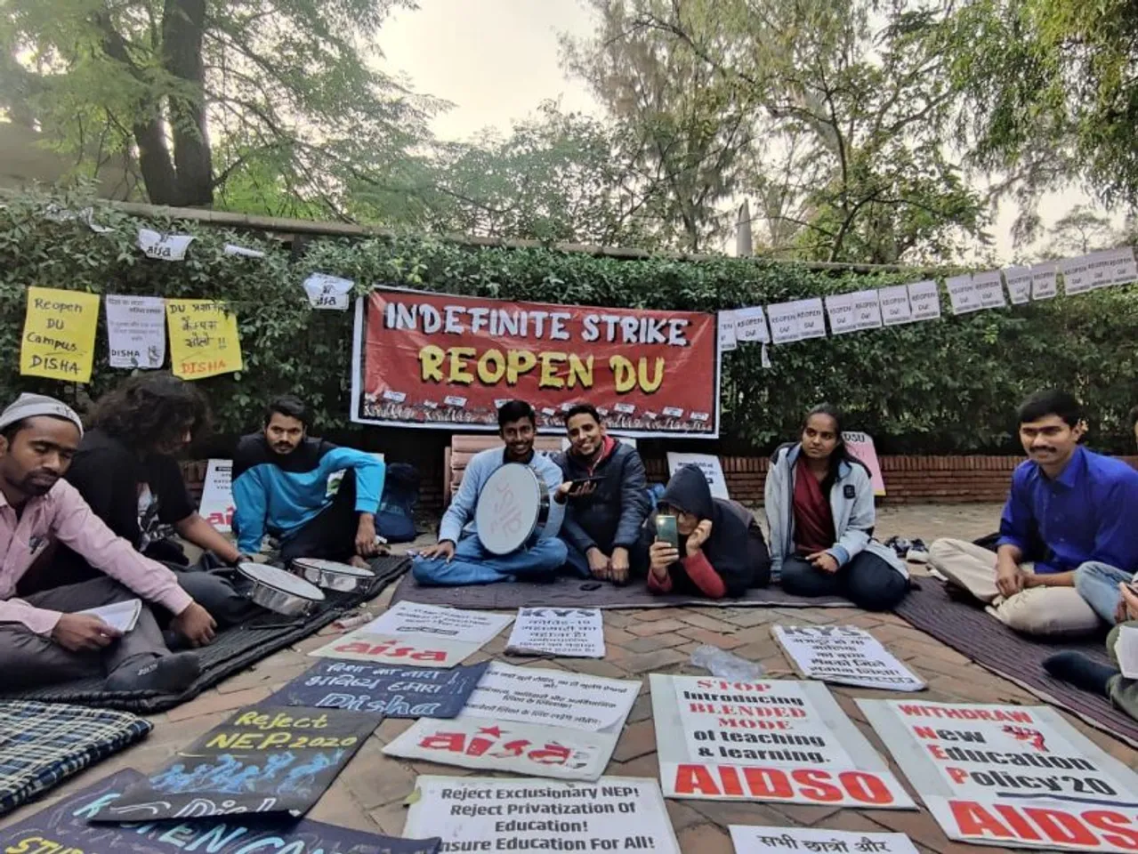 Protest to reopen Delhi University continues, admin turns a deaf ear