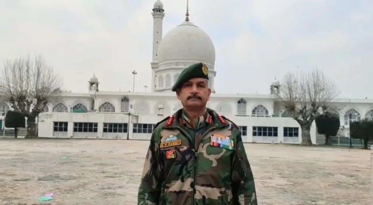 GOC DP Pandey visits Hazratbal Shrine