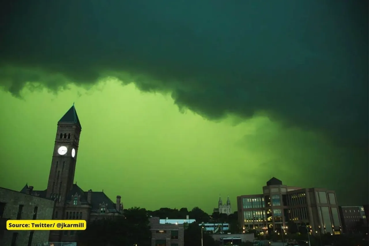 Why sky turned green during a thunderstorm in South Dakota?