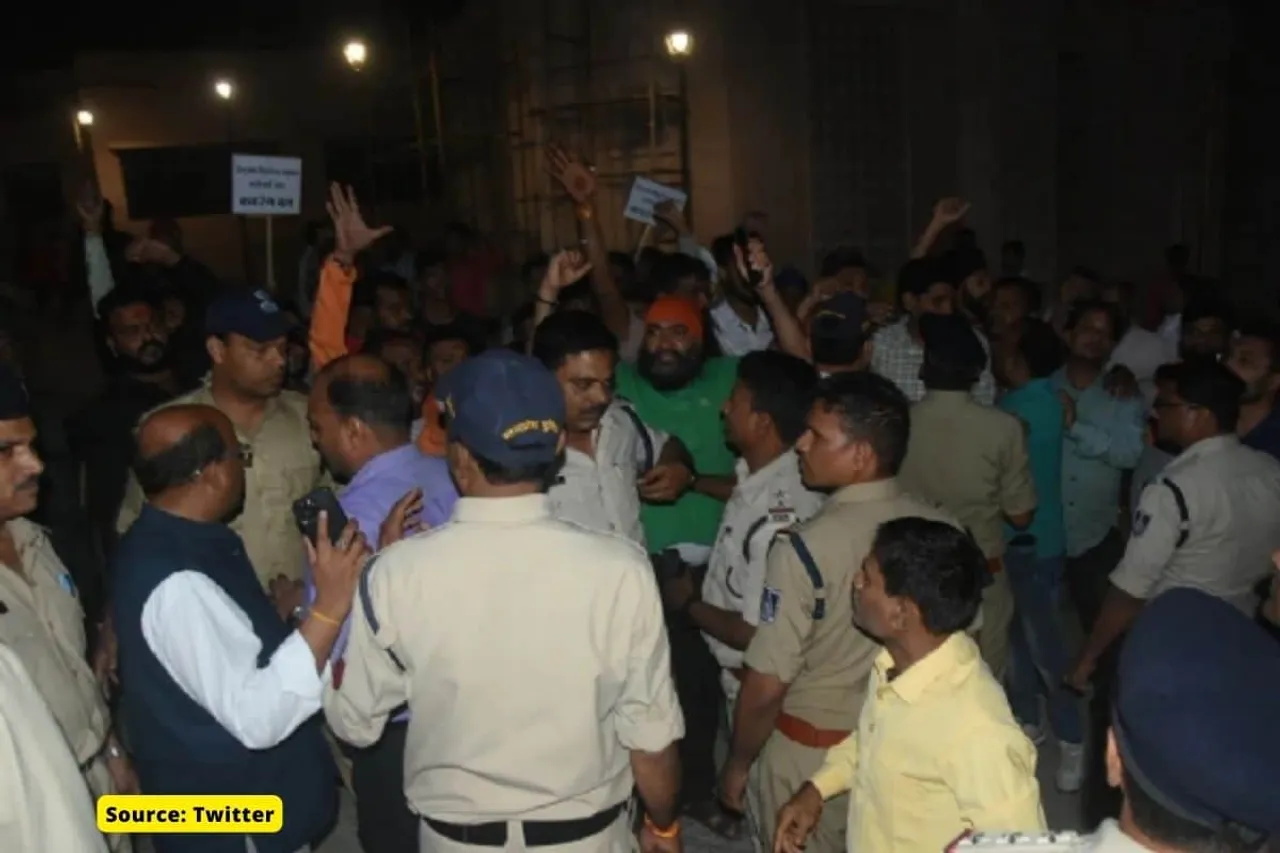 Bajrang Dal stops Ranbir Kapoor, Alia from entering Ujjain temple