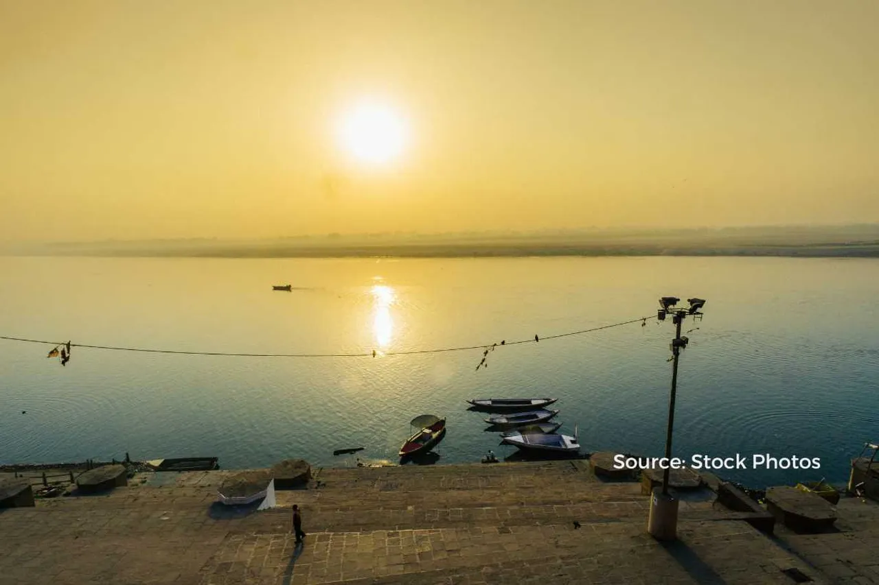 cracks in varanasi ghats