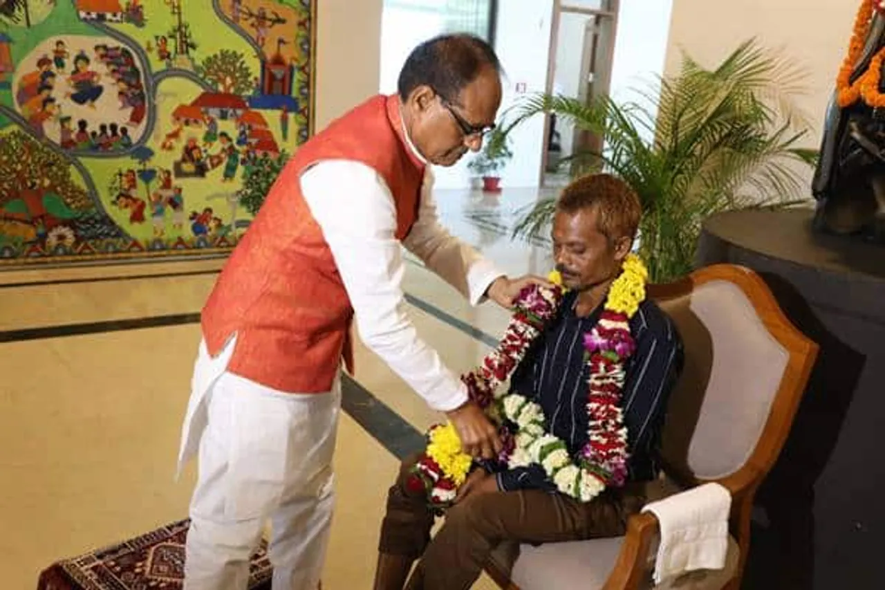 मुख्यमंत्री शिवराज ने दशमत से मिलकर घटना पर दुख व्यक्त किया और माफी माँगी