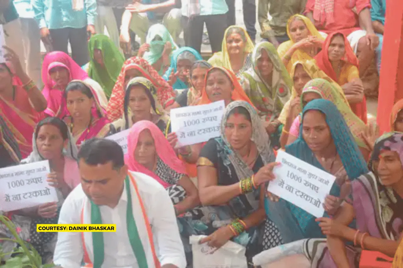 Vidisha women protest outside Janpad didn't get house under PMAY-G
