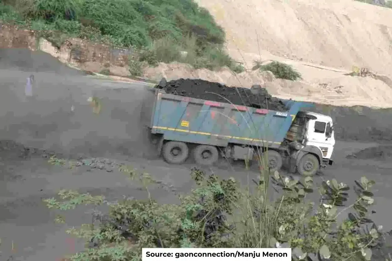 Coal fly ash transportation in open trucks causing air pollution in Singrauli and Sonbhadra