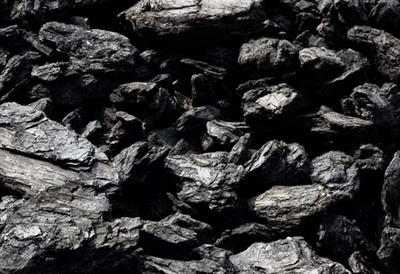 कोल ऐश रिपोर्ट 2020 : एक दशक में भारत में 76 प्रमुख कोयला दुर्घटनाओं के बावजूद रेगुलेटरी मानदंडों में ढील
