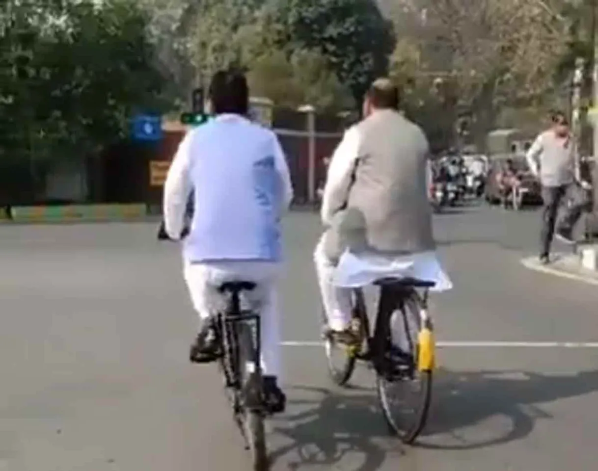 लल्लू चढ़ गए साइकिल पर, पर अखिलेश के लिए खुश होने का नहीं
