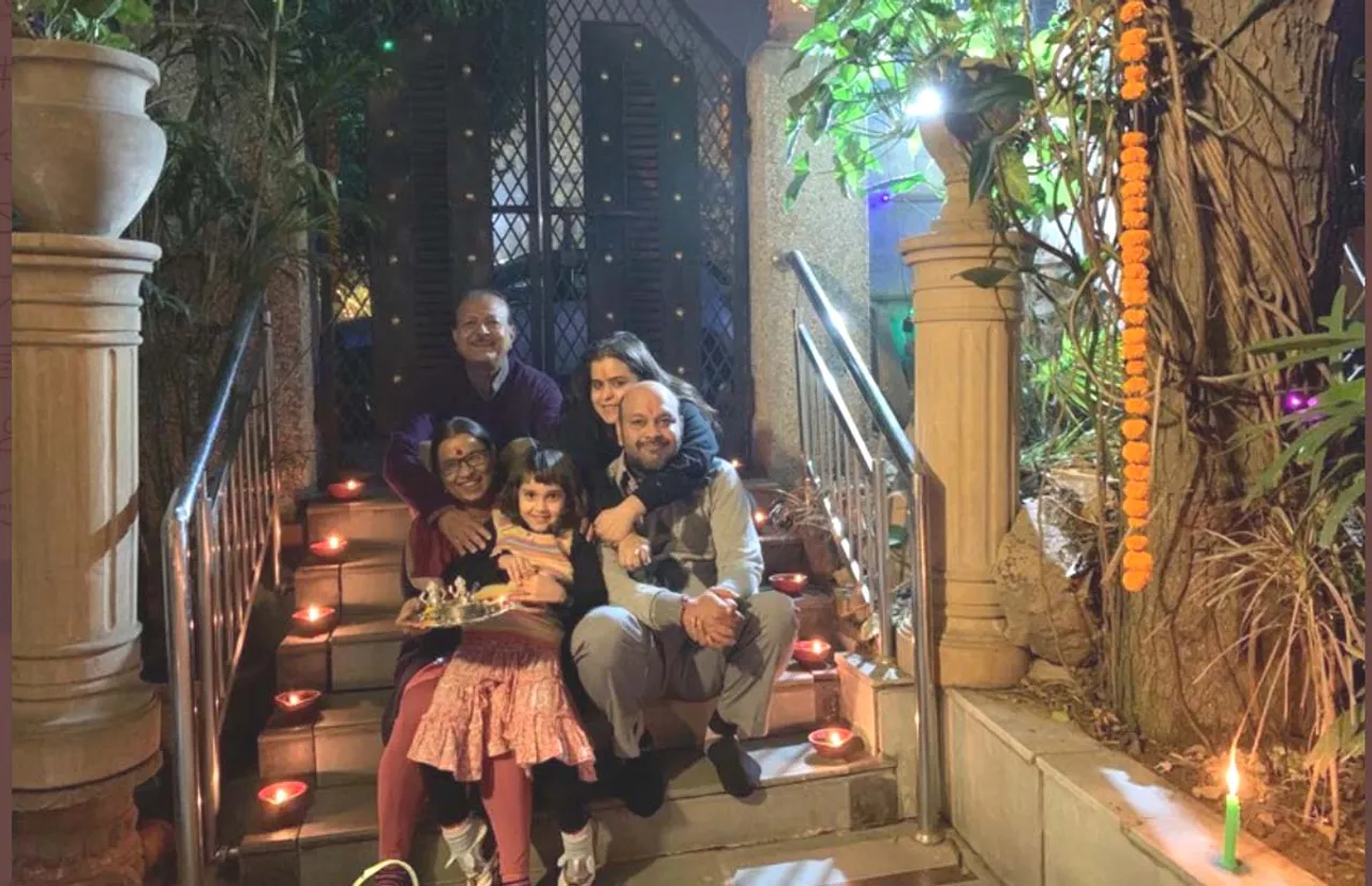 बसपा नेता ने शेयर की परिवार संग दीपावली फोटो, बहुजनों को रास न आया, ये भी कोई बात हुई ?
