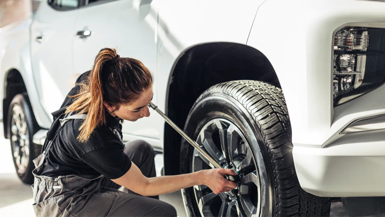 women changing tire(freepik)