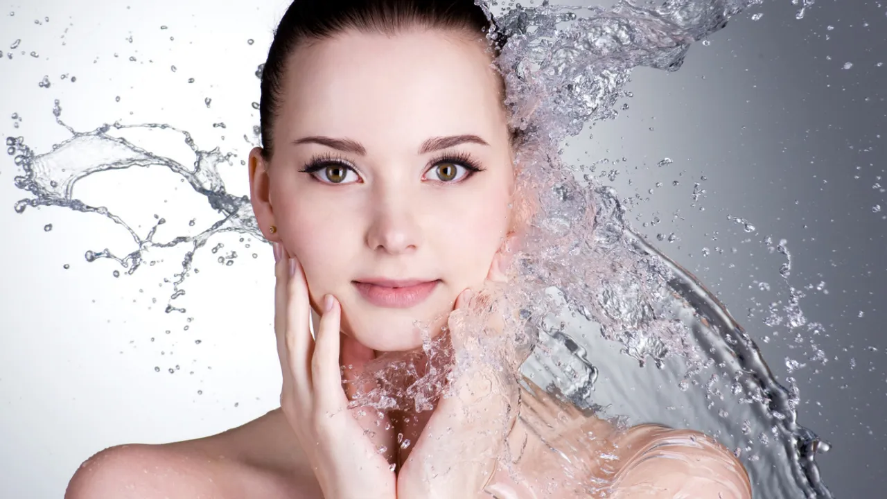 How To Use Water Therepy For Glowing Skin(Image Credit Freepik)
