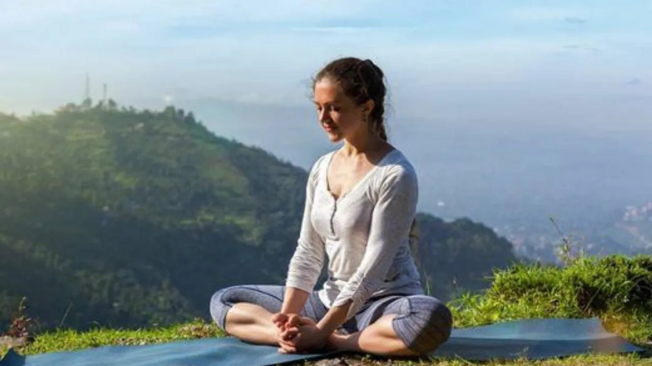 Yoga Asana: इन योग आसनों से करें अपने पेल्विस को मज़बूत