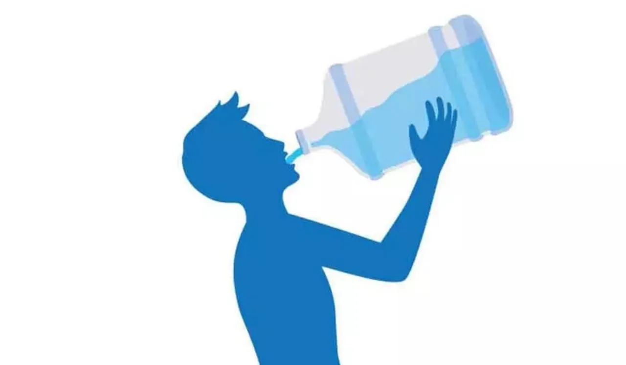 Drink Too Much Water: जानिए ज्यादा पानी पीना कितना खतरनाक है