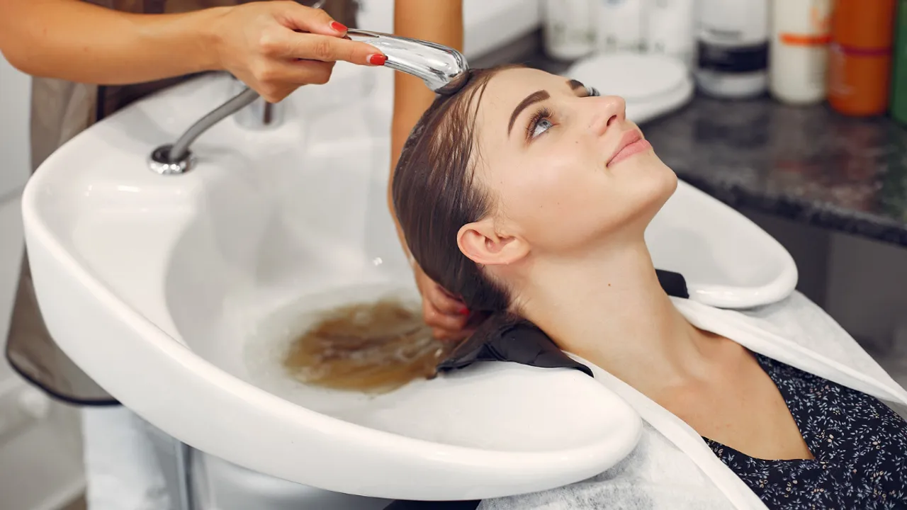 Hair Wash Tips: बालों को धोने के लिए क्या करें और क्या न करें