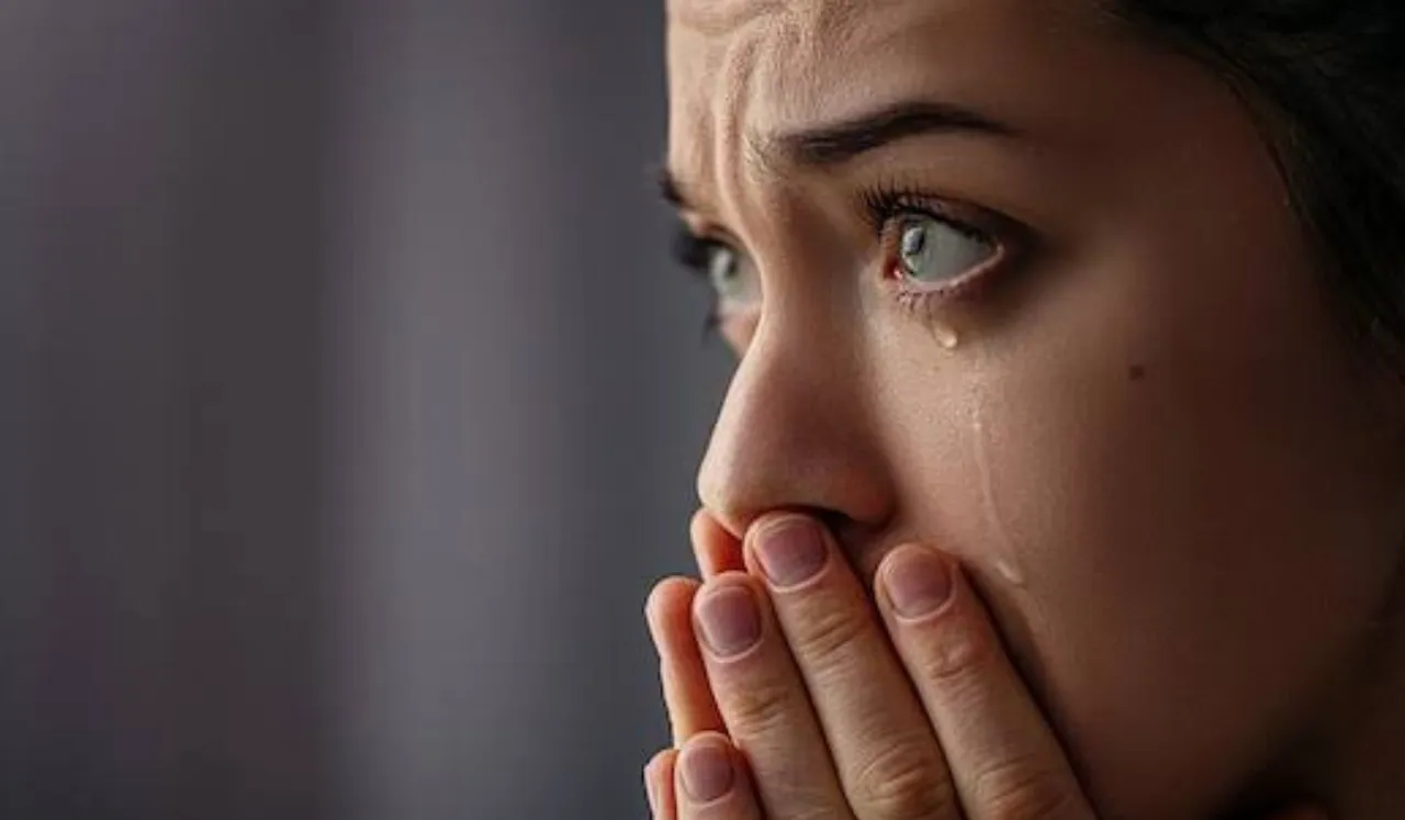 आँसू कोई कमज़ोरी नहीं, बस एक इमोशन है: रोना बिल्कुल ठीक है
