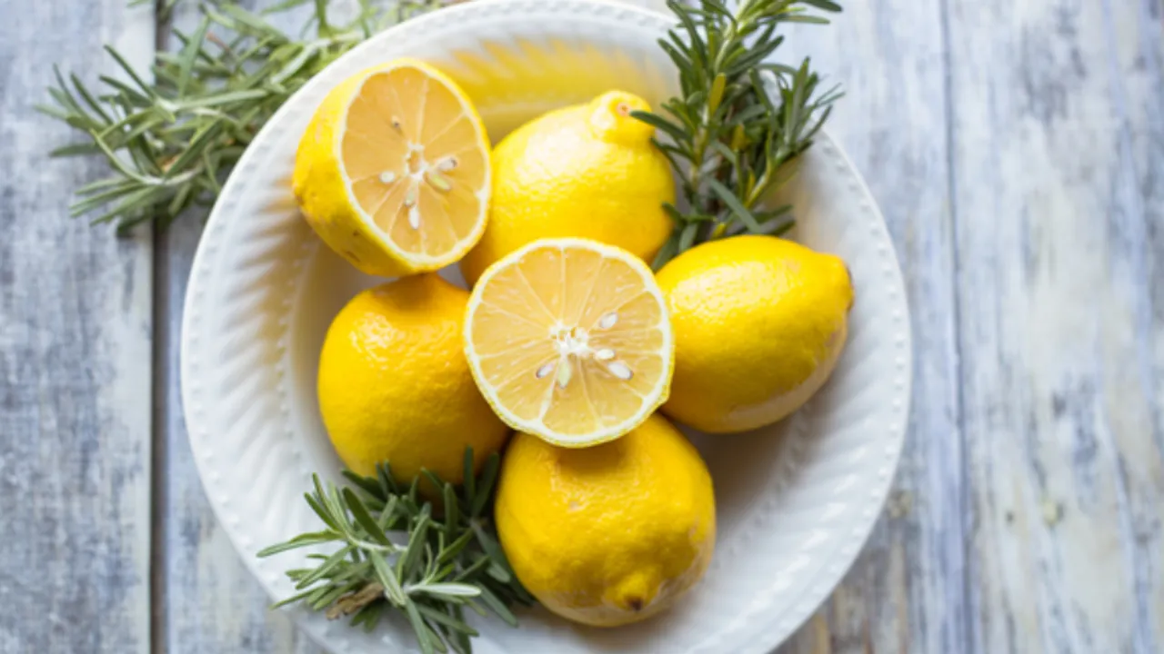 Lemon Benefits: महिलाओं के लिए वरदान है नींबू, जानें इसके 5 बड़े फायदे
