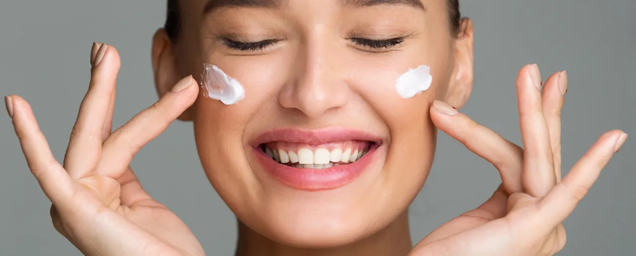 Skin Care: वर्किंग वुमन गर्मियों में कैसे कर सकती हैं त्वचा की देखभाल