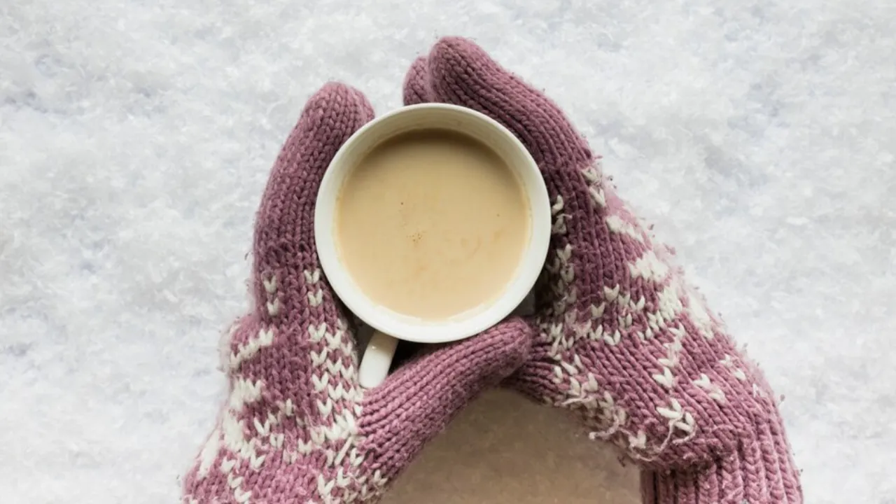 Health Drinks: सर्दियों में कॉफी की जगह लें ये हेल्दी ड्रिंक्स