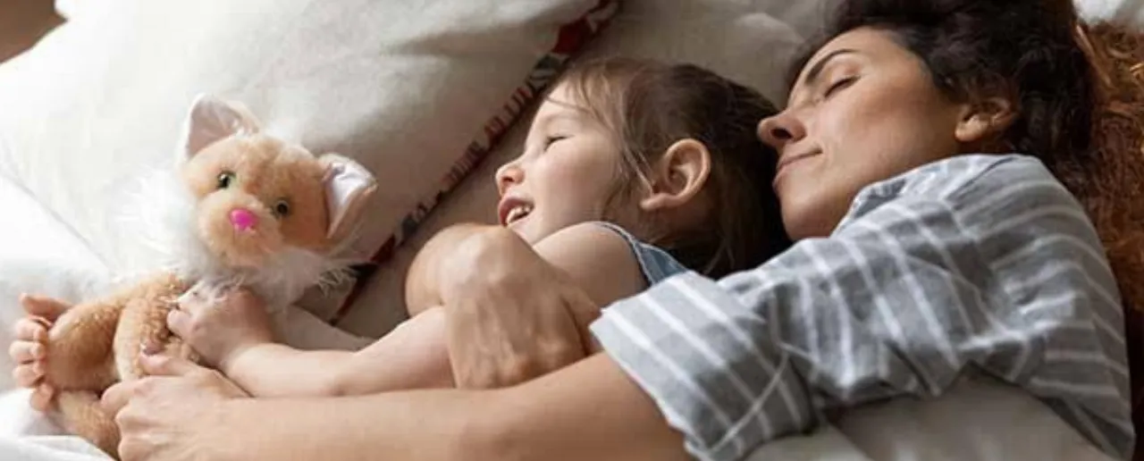 Parents-Child Sleeping: बच्चों और पेरेंट्स के साथ सोने के जानें फायदे