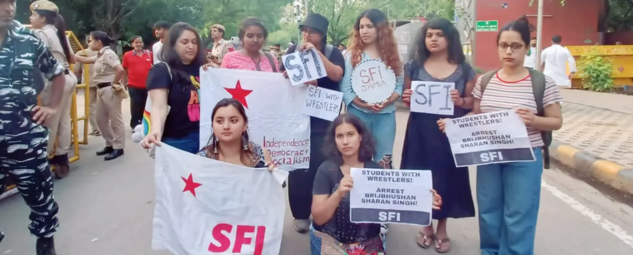 Wrestlers Protest: दिल्ली में बढ़ा प्रदर्शन, छात्र और महिलाएं आए आगे