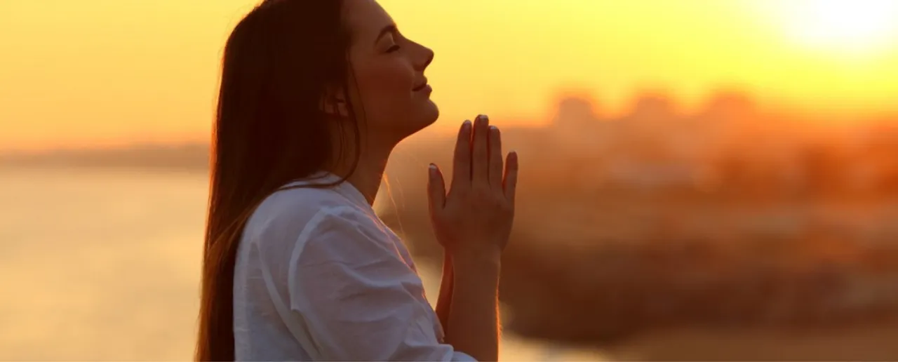 Prayer Things: जानें प्रार्थना के दौरान आपको अपने पास क्या रखना चाहिए