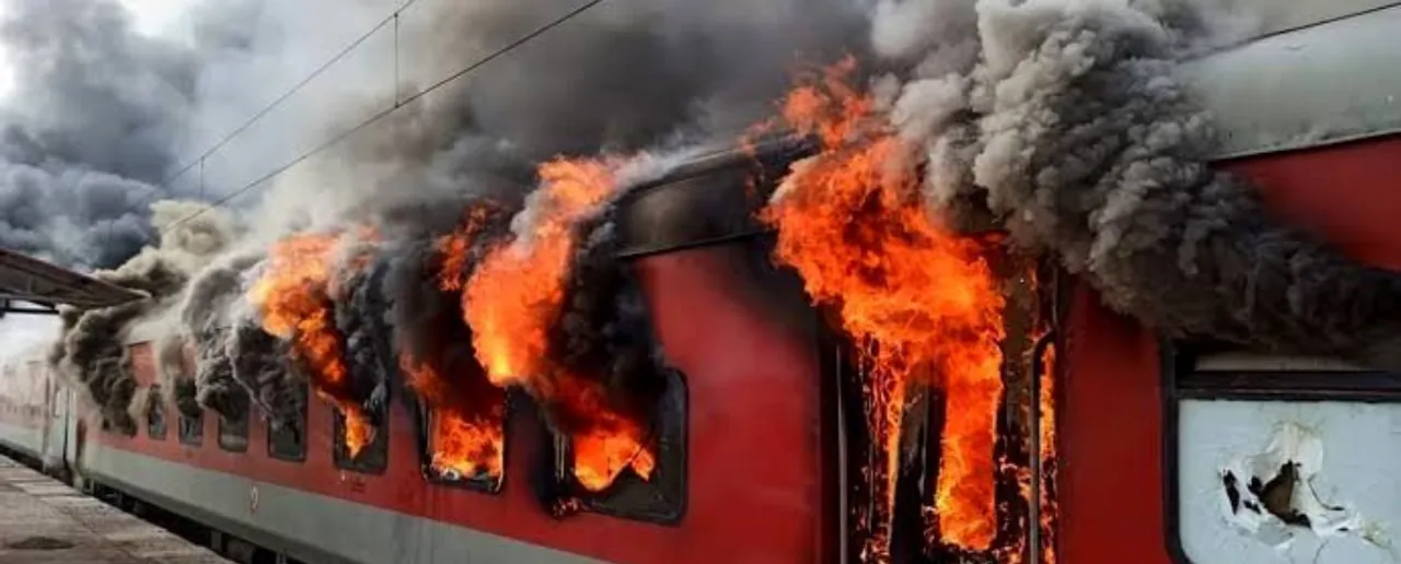 Train Fire Incident: केरल में चलती ट्रेन में सहयात्री को आग लगाने से तीन की मौत, आठ घायल