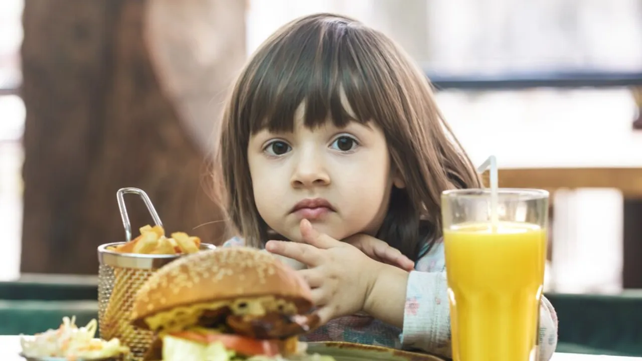 Child Obesity: बच्चों के बढ़ते वजन से परेशान न हों,बस अपनाएं ये 5 उपाय
