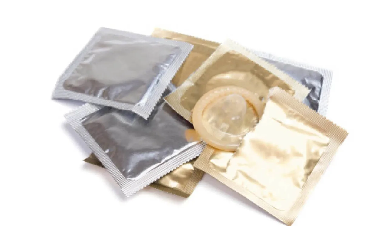 क्या नाबालिगों के लिए कंडोम पर प्रतिबंध लगाना समस्या का समाधान है?
