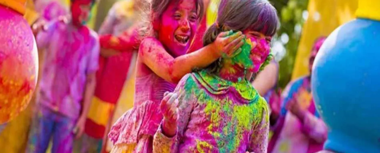 Holi Festival: बच्चों को कैसे मनवाएं होली का त्यौहार