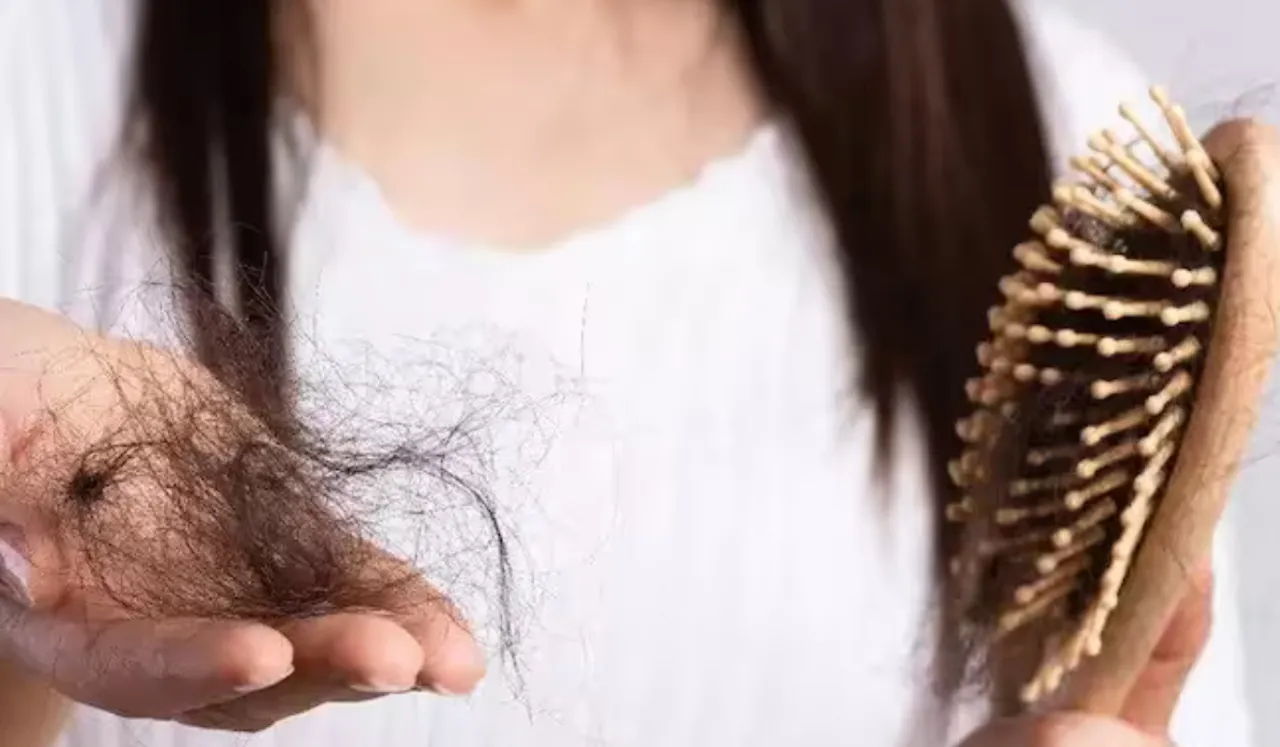 Stop Hair Fall: बालों को झड़ने से रोकने के लिए करें ये आसान उपाय